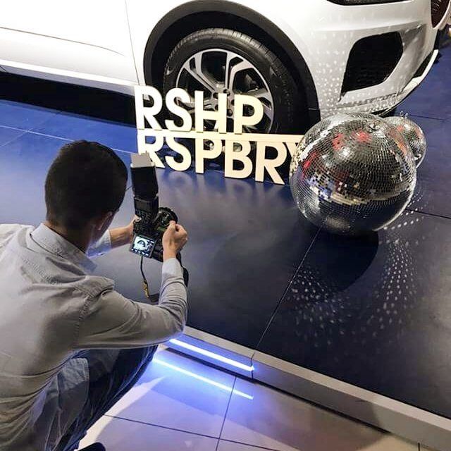 lasersnijden van een logo in verschillende dieptes